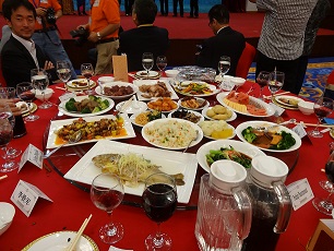 中華テーブルいっぱいの食事